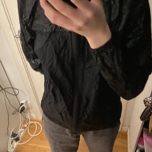 Peakperformance vindjacka - Vindjacka från peakperformens, väldigt bra skick Fler bilder finns Köparen står för frakten 