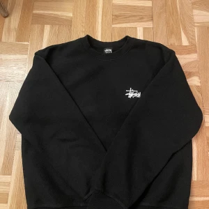 Stussy crewneck - Säljer denna feta stussy crewneck. Köpte den väldigt nyligen. Säljer på grund av att jag behöver pengar för annat nypris runt 1800. Den är i nyskick och sitter väldigt bra på mig som är 184 cm. Minsta fundering är det bara att skriva.