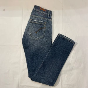 Dondup George  - Hej, Säljer nu mina super snygga jeans från dondup. Modellen heter george och de är i storlek 30. Hålen på jeansen är en del av designen och ska vara så. Jag på bilden är 182cm och väger 65kg. Nypris runt 3200, Hör av er vid fågor mm. 🙌🏻🍾