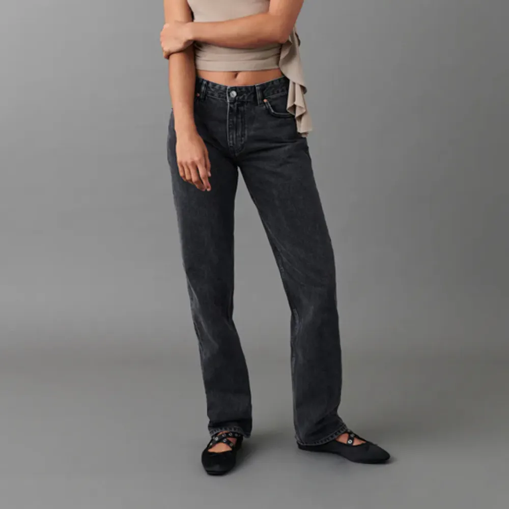 Säljer dessa lågmidjade raka jeans från ginatricot då dom inte kommer till användning!☺️skriv för fler bilder och detaljer. Priset går att diskutera och frakt tillkommer🥰. Jeans & Byxor.