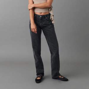 Säljer dessa lågmidjade raka jeans från ginatricot då dom inte kommer till användning!☺️skriv för fler bilder och detaljer. Priset går att diskutera och frakt tillkommer🥰