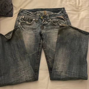 replay jeans - säljer dessa jätte snygga lågmidjade bootcut replay jeansen som är köpta här på Plick ❤️ inga defekter, priset går att diskutera! skriv privat för fler bilder!! ❤️ midjemåttet: 36cm innerbenslängden: 74 cm, truck gärna på ”köp nu”!! 