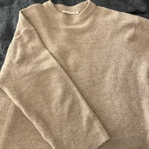 Beige tröja från Lager 157 - Jag säljer denna stickade tröja från lager 157 i strl S. Den är använd ett fåtal gånger.