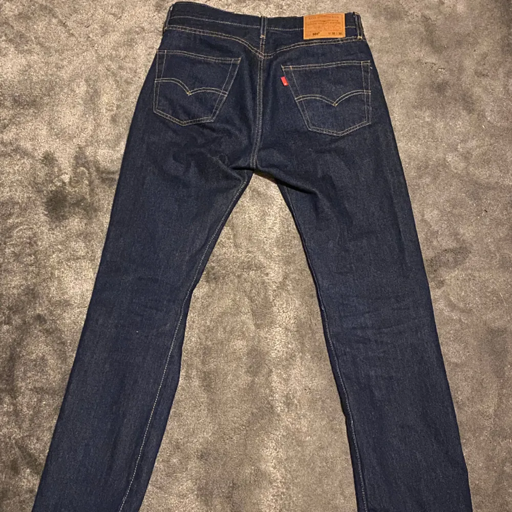 Levi’s jeans i gott skick, knappt använda. Regular fit.. Jeans & Byxor.