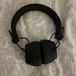 Marshall svarta hörlurar - säljer dessa Marshall svarta hörlurar då jag använder mina AirPods.De har 100% och jag har knappt använt de. De funkar som nya! Några frågor? Ställ på ❤️(man kan fixa storleken hur man vill) VANLIGA PRIS: 1200kr säljer för 850kr!