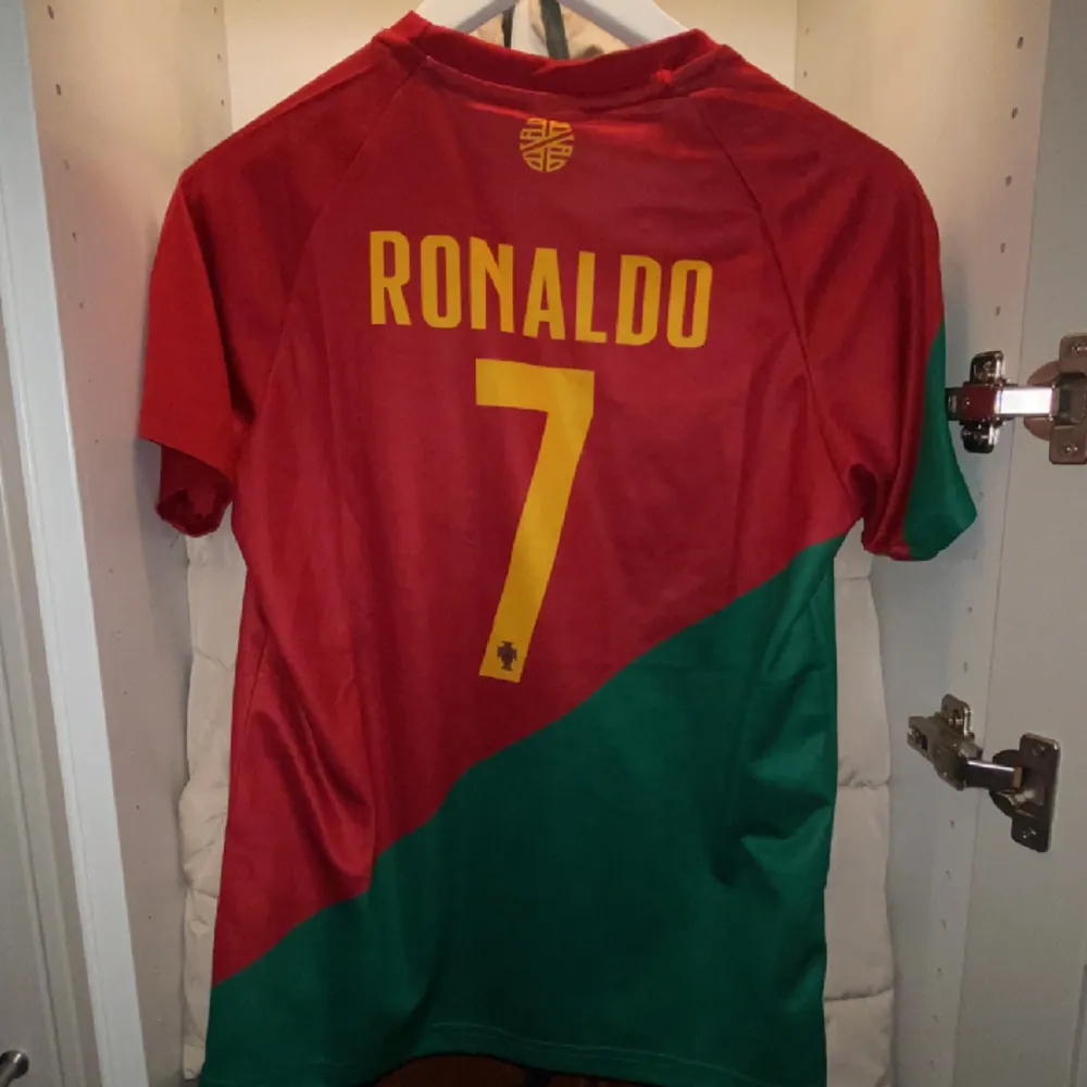 Hej, säljer denna fina Ronaldo Nike tröja som inte använts npn gång skick 10/10. Original pris 700kr för kit. Kom med funderingar. Tveka inte!. T-shirts.