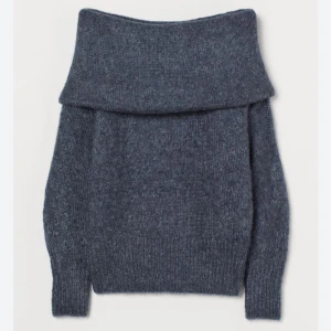 Stickad off-shoulder tröja - Säljer nu min så fina stickade off-shoulder tröja ifrån hm! Så fin men kommer inte till användning tyvärr❤️ helt slutsåld från hm och knappt använd