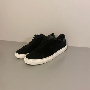 Axel Arigato Skor - Säljer dessa feta Axel Arigato Clean 90 mocka❗️De är i storlek 42 men passar defenitivt som 43❗️De är i bra skick❗️Säkjwr eftersom jag vill ha nya till våren❗️Säljer för 799kr❗️