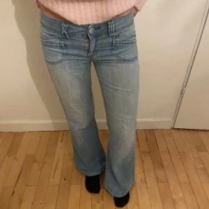 Lågmidjade jeans - Coola lågmidjade jeans,  Midjemått: 39 cm Innerbenslängd: 78