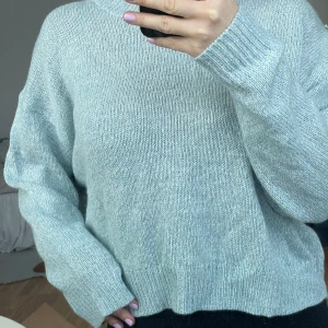Stickat tröja ifrån H&M, strl XL - Fin stickad tröja ifrån H&M i strl XL! Är vanligtvis strl S, men köpte den i XL för att den inte skulle vara tajt!