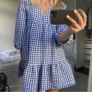 blå rutig klänning zara - jag däljer min blå och vit rutiga klänning ifrån zara nu till sommaren eftersom den inte har kommit till användning. köpte i somras här på plick för 350kr.