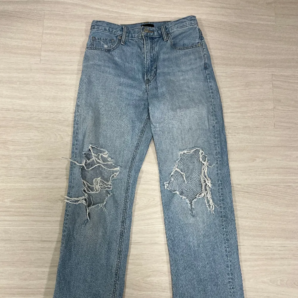Säljer dessa jeansen i bra skick🩷 köparen står för frakt. Hör av dig om du vill ha fler bilder.. Jeans & Byxor.
