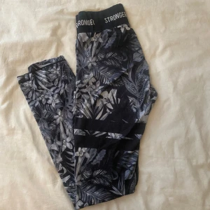 Träningsbyxor Stronger - Träningsbyxor från stronger. Använda men i ett väldigt bra skick💙 Orginalpris: 799. Hör av er vid funderingar 🥰