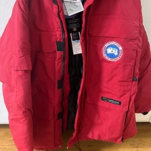 Canada gosse  - Canada gosse str M jätte fint , helt ny . Fick som present men färg passar inte mig.Kan skickas med PostNord.