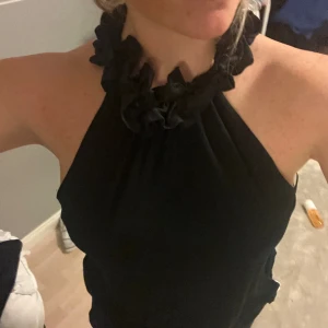 Svart blus - Superfin svart blus, snvänd ett fåral gånger, öppen i ryggen🫶🏼🫶🏼💞💞