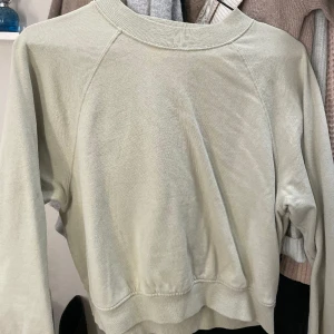 Ljusgrön sweatshirt  - Jättefin färg till våren, dåv mintgrön från Gina tricot