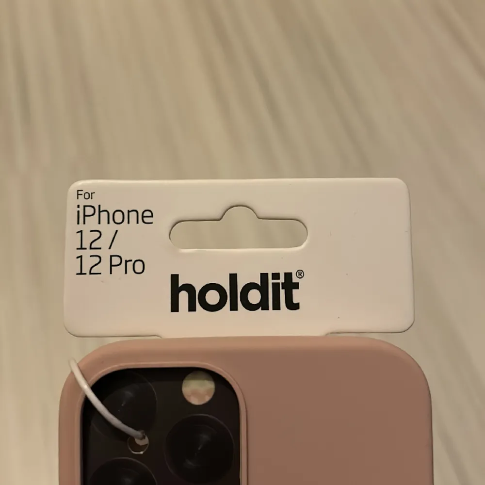 Säljer två stycken mobilskal från Holdit. De båda passar till iPhone 12 och även 12 PRO. Skalet till höger är helt nytt. Säljer för 60kr/st.  FRAKT TILKOMMER!  Skickar ENDAST i kuvert. . Övrigt.