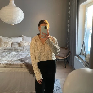 Stickad tröja - Kabelstickad, kroppad tröja i naturvit från NA-KD, i storlek XS 🤍