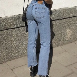 Levis 501  - Säljer mina Levis 501, använda ett fåtal gånger köpta för 1200kr storlek 24 längd 30