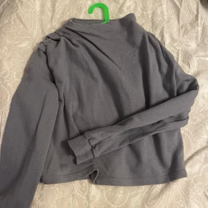 Zara tröja  - Jätte fin tröja från zara med coola detaljer vid axlarna! 