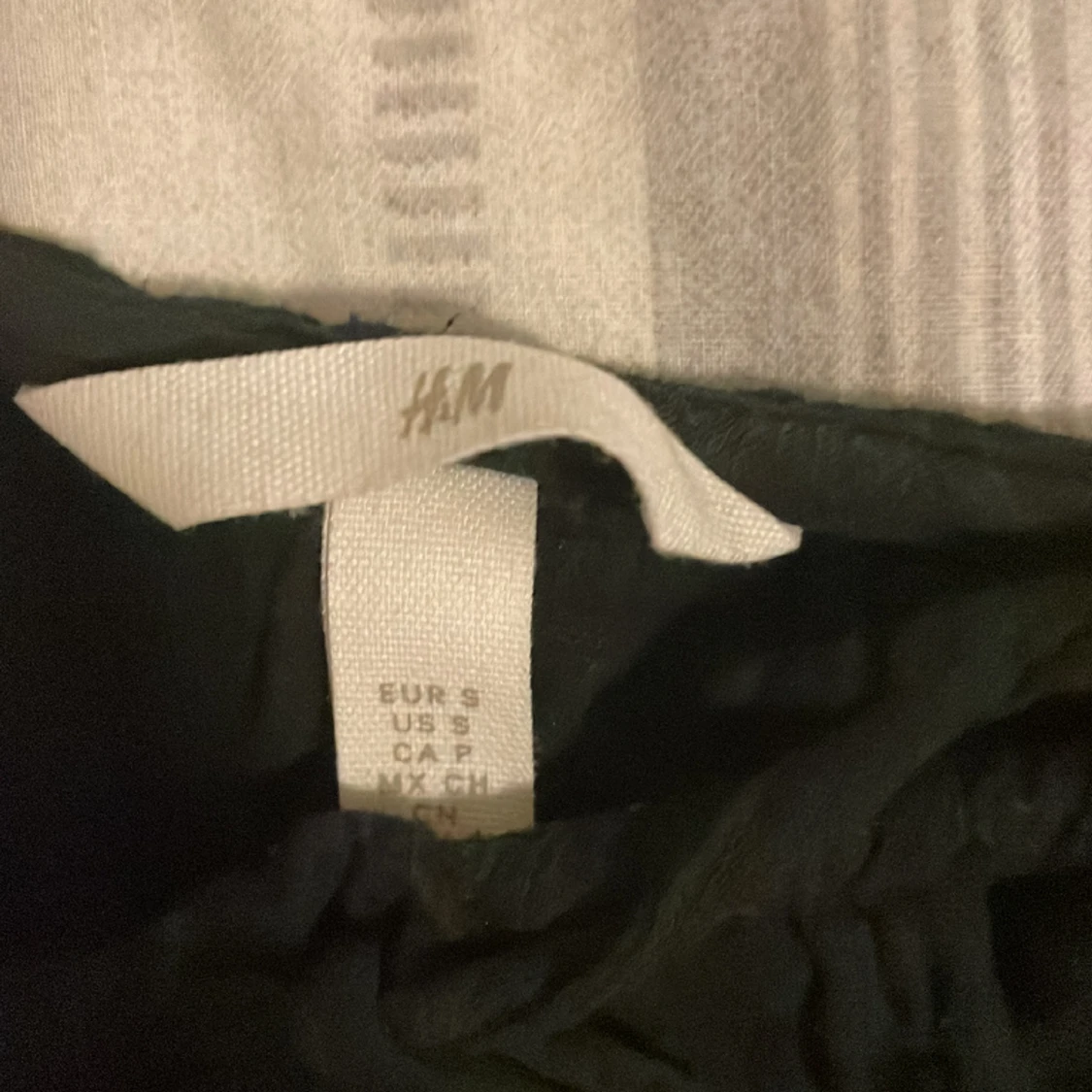 Svart linne med rosett framme  - 91