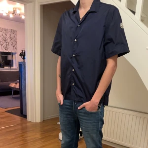 Moncler skjorta - Inga skavanker som ny🍾 Slutsåld worldwide💰  Storlek L  Modellen på bilden är 1,84 och väger 68kg👔  1400
