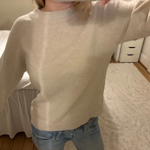 Stickad tröja  - Beige stickad tröja, lite nopprig 