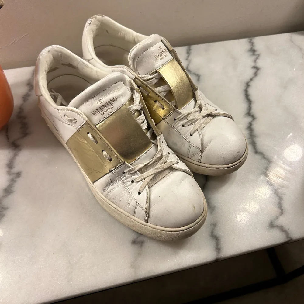 Säljer mina guldiga valentino sneakers i storlek 40, små i storleken! Väl använda därav priset!! Nypris 6945kr💗🥰💗. Skor.