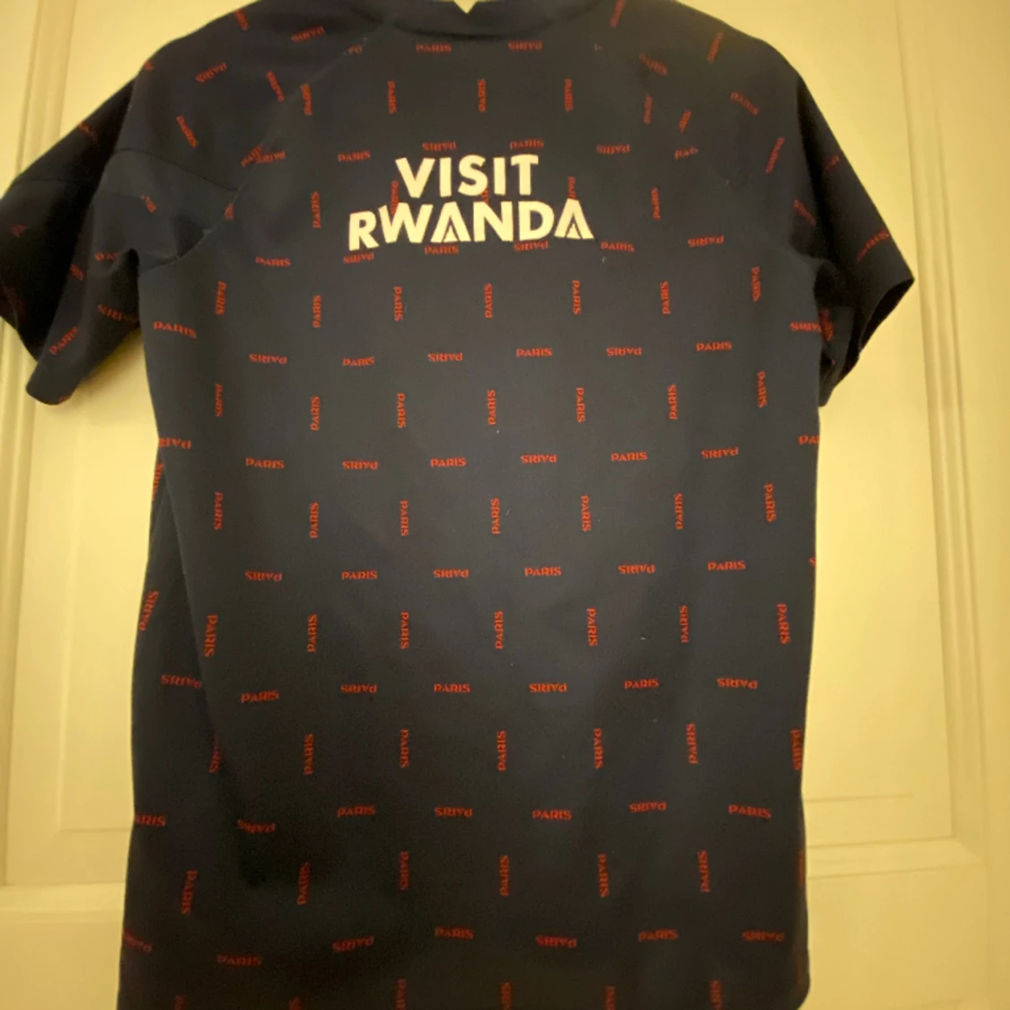 Säljer en PSG tröja pågrund av att den är för liten - 1