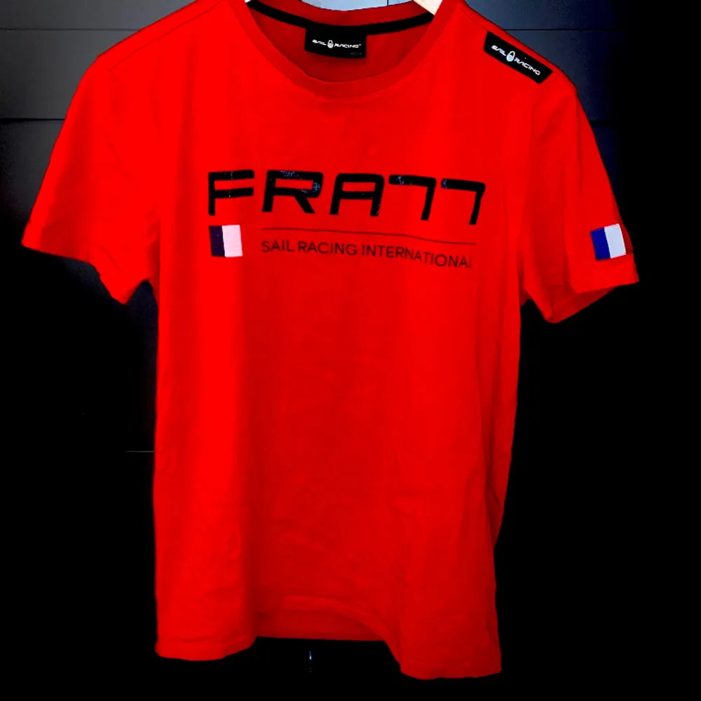 Säljer min röda Sail Racing T-Shirt pga används sällan. Inga skador 8.5 skick. Ord pris ligger runt 490kr. T-shirts.