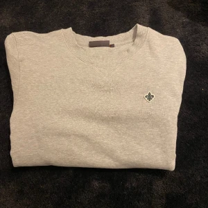 Morris tröja - Säljer denna Morris tröja i väldigt fint skick! Storlek S, Modellen är 180, säljer tröjan för 349. Mvh!