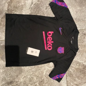 Fotbollströja Nike  - Ny fotbollströja! Jättefin med speciella detaljer. Rekomenderar! Fick i present. Etiketten gick av när jag provade tröjan, men den var för liten men den följer med vid köp. Kika gärna på mina andra annonser, säljer mycket:) 