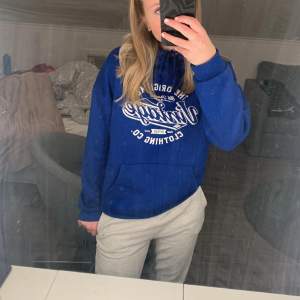 Säljer denna blå hoodie med tryck ”vintage”,🩵