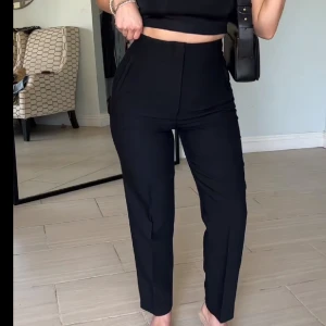 Zara Högmidjad kostymbyxor  - Helt oanvända kostymbyxor med lapp kvar från Zara. Köpte fel storlek utomlands! 