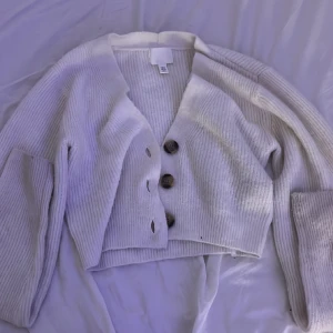 Stickad fin kofta med knapp  - Jag säljer denna fina vita stickade kofta med knapp då jag inte andvänder den. Den är från H&M i storlek xs💞