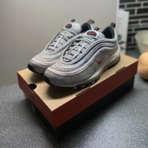 Airmax 97 silver bullet - Säljer ett par Airmax 97 silver bullet i storlek 44 (små för storleken, lär passa stl 43). Sparsamt använda och i gott skick, inga skador. Nypris 1700 kr, mitt pris 899 kr, men kan såklart diskuteras vid snabb affär. Fraktar eller möts upp i Örebro. 