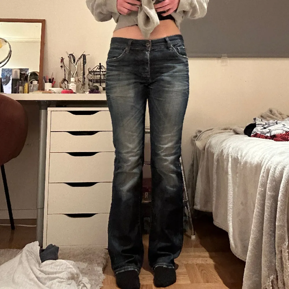 Skit snygga jeans i bootcut modell!! De är i väldigt bra skick 🤩Midjemått: 42cm, Innerbenslängd: 82!! Använd gärna köp nu. Jeans & Byxor.