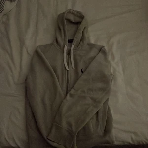 Grå Ralph lauren zip hoodie  - Lite liten i storleken. Skriv vid intresse o frågor.
