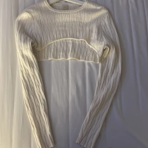Creme vit bolero  - Vit bolero från hm, jättefin kvalitet, använd 1 gång, alltså nyskick. 