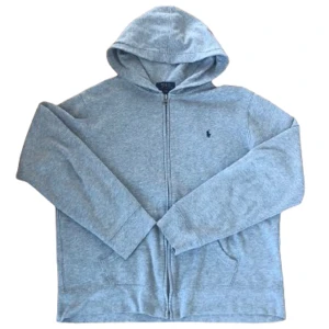 Ralph lauren zip hoodie  - Jag säljer min nya raulph lauren tröja för att den inte passar mig, den är i riktigt bra skick med riktigt bra pris Om det Nora funderingar så tveka inte på att fråga. Pris kan diskuteras!