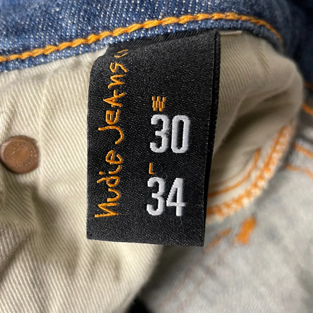 Nudie jeans i snygg wash och i 9/10 skick! Han på bilden är ca 175 och väger 65kg. Nypris: 1700kr Skriv vid frågor eller funderingar🙌. Jeans & Byxor.