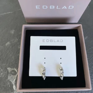 Edblad örhängen ( mini size ) - Intressekoll på mina edblad örhängen i storlek mini. Boxen tillkommer😋Perfekt att ha till det andra hålet med de stora örhängena. Nypris 349kr. Skriv för ytterligare frågor eller bilder❤️pris kan diskuteras.