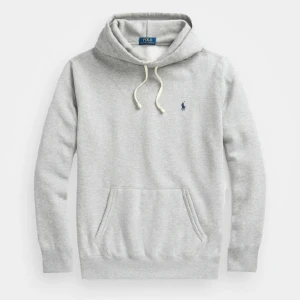 Ralph lauren hoddie  - Ralph lauren hoddie i inprincip nyskick👍 (Använts 3-4 gånger)  Den är Köpt för 1995kr och säljer den nu till ett bra pris.