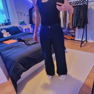 Relaxed/loose fit jeans i storlek 38 från zara (mörkblåa)