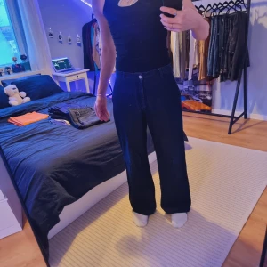 Jeans - Relaxed/loose fit jeans i storlek 38 från zara (mörkblåa)