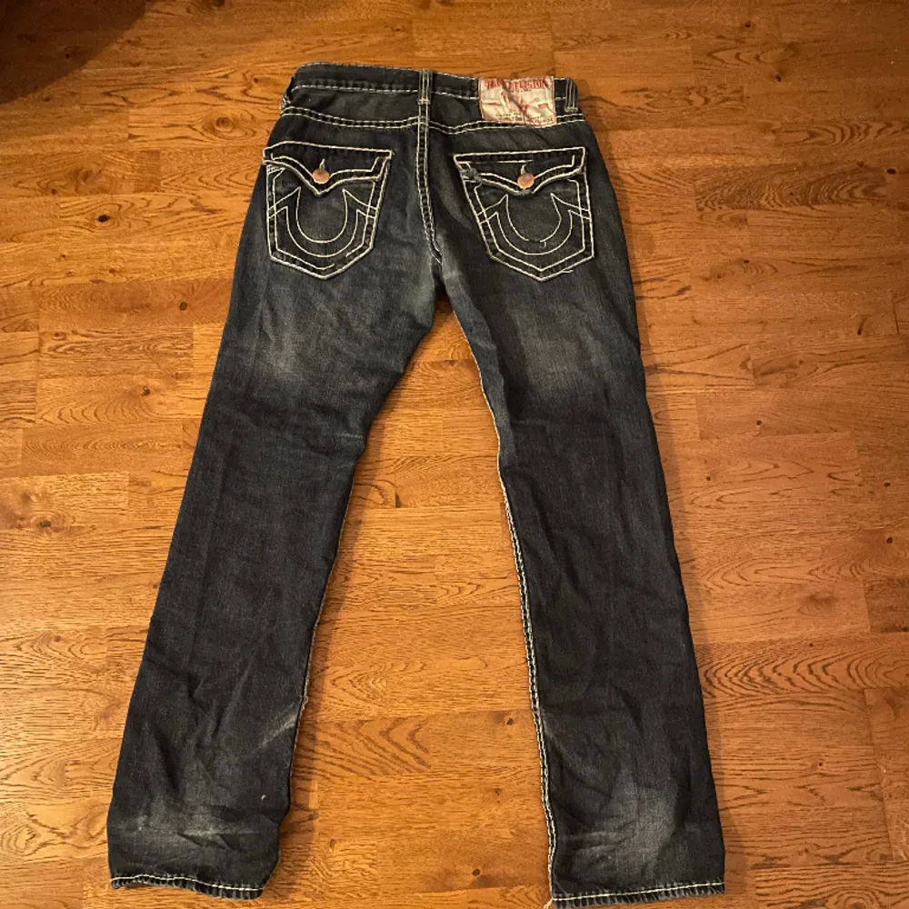 Säljer nu dessa true religion jeansen eftersom att dom inte används. Dom är i toppenskick och har inga hål. Dom är köpa på true religions egna hemsida. Färgen är mörkblå men byxorna ser mer svarta ut på bilden. Pris kan diskuteras.. Jeans & Byxor.