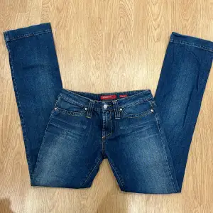 fina lågmidjade miss sixty jeans straight/bootcut! skick: väldigt bra köpta för 500kr  innerbenslängd: 83cm midjemått: 38cm !tvärs över!