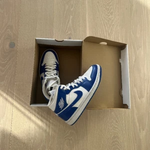 Nike jordan mid blue  - Endast använda någon gång så dom är som nya. Inga märken eller något. Size 41.