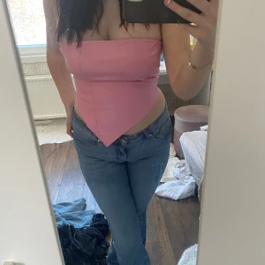 Rosa topp - Supercool rosa topp från Boohoo. Aldrig använd med prislapp kvar. Perfekt till fest eller utklädnad 💞 Förkommer lösa trådar som fanns där när jag köpte den, därav priset! 