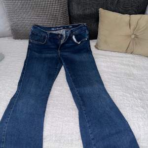 Mörkblå jeans med utsvängda ben